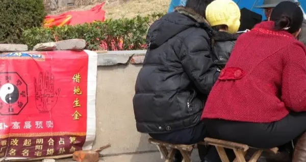 去农村集市赶集，看到算命先生的摊位上生意很不错，为何还有人相信呢？