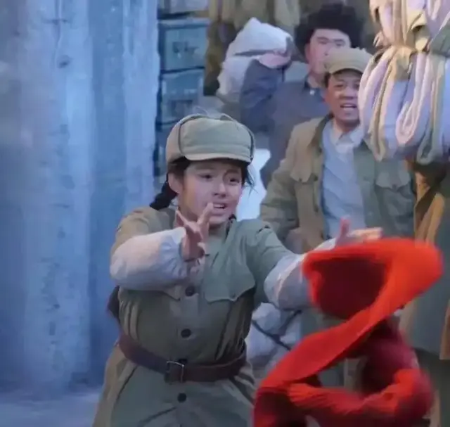 Throwing a red scarf to the little girl in Wanli in Changjin Lake, she