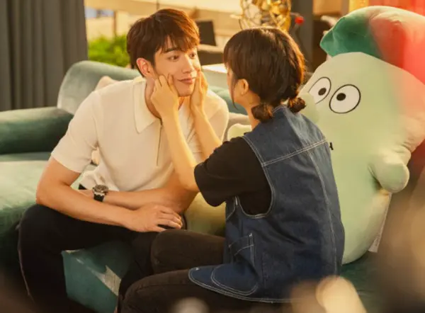 Liu Yihao and Shen Yue "Romantic Kiss on Escalator" Return to the ...