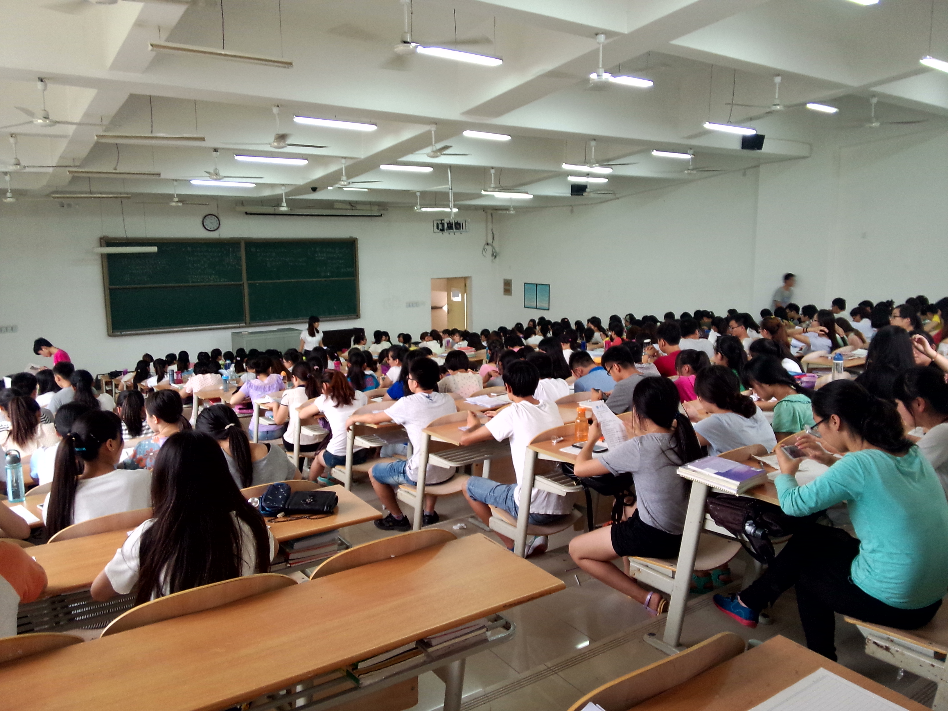 大学生如何充实大学生活?"社团"可参加,"三个证书"最好获得