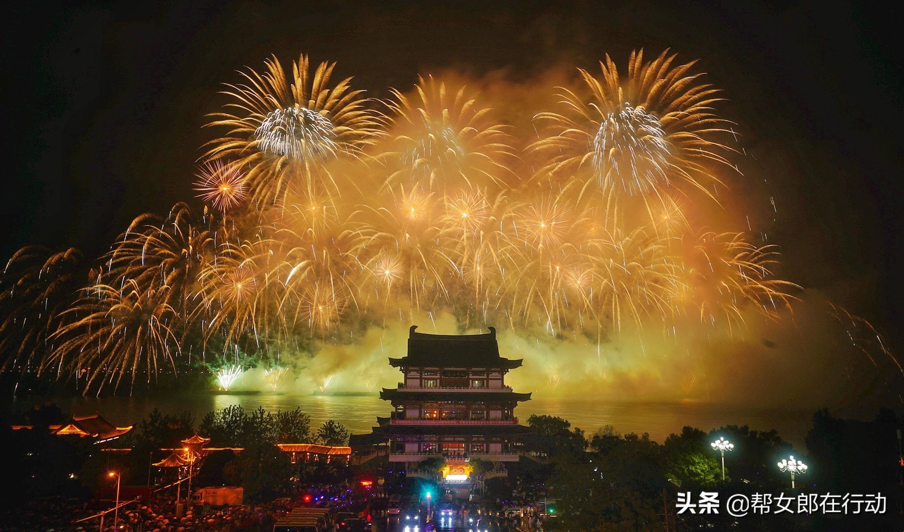 橘子洲烟花闪耀夜空庆建党百年绚丽烟花映红湘江两岸