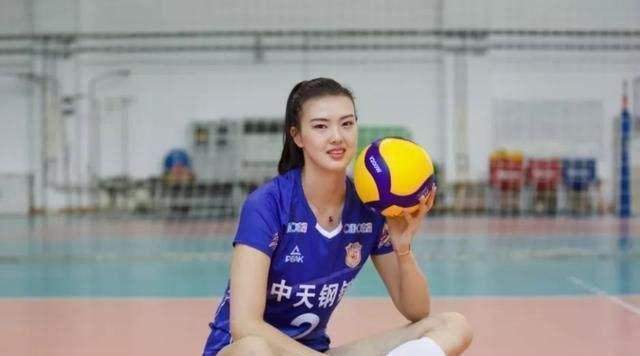 女排一直都是坚持全华班的战术,今年还因为蔡斌成了国家队教练,换了新