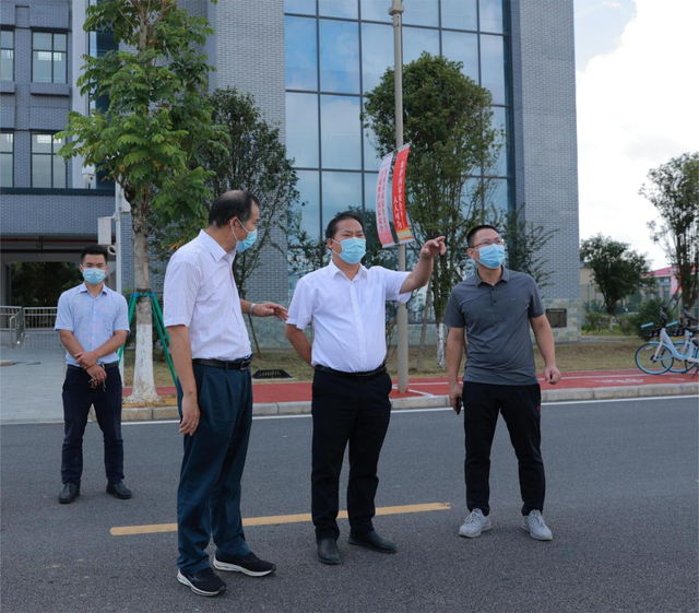 覃华宁听取了学校关于疫情防控工作的汇报,实地查看门