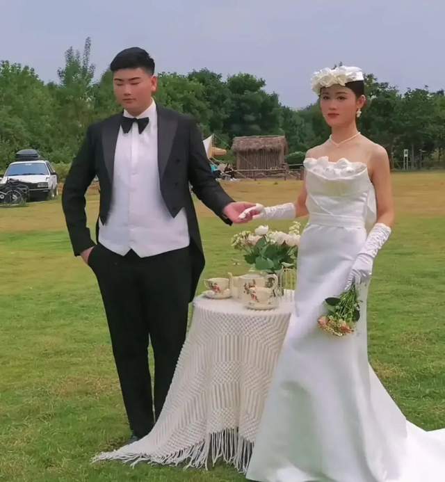 小伟与陈萌都已拍摄了婚纱照,相信距离修成正果也不远了,当初小伟与
