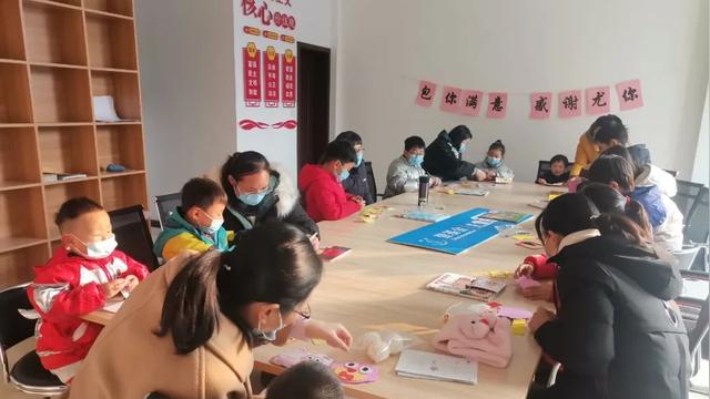 郑州一社区举办亲子手工包DIY+ 尤克里里音乐会，真会玩儿