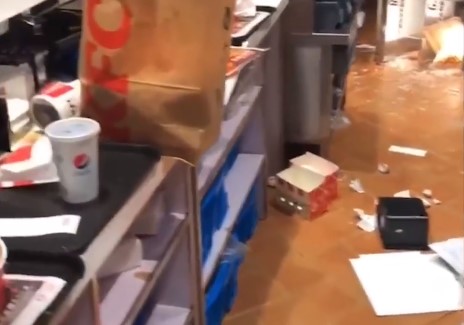 江苏一女子冲进肯德基店打砸将餐具及食物打翻在地然后离去
