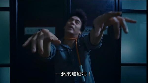 泰国最新恐怖片，最近新出的泰国恐怖片（自拍发现有人骑在他脖子上）