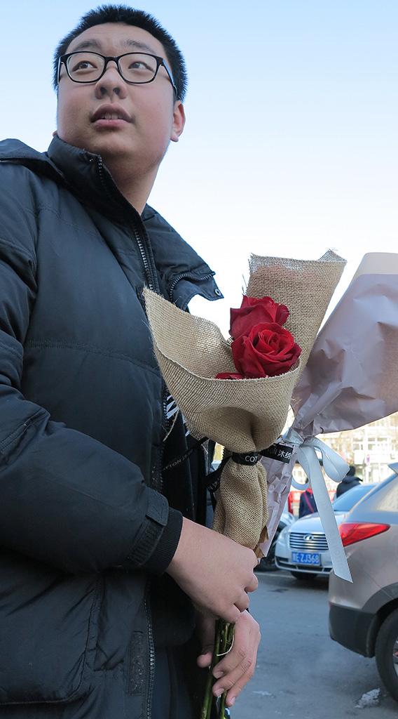 情人节送玫瑰花的含义情人节，手捧玫瑰花的帅哥美女们，浪漫温馨！