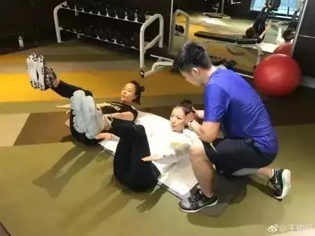 王珞丹憑什麼秘籍練出了蝴蝶腰？ 健身減肥達人 第4张