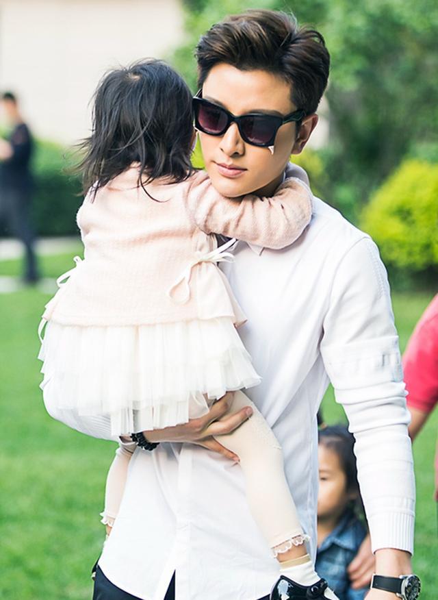 賈乃亮媽媽親手為李小璐洗腳，替兒維持婚姻，卑微又心酸 娛樂八卦吃瓜 第10张