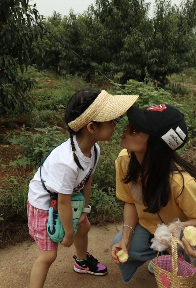 章子怡一家假期郊遊，曬繼女和女兒醒醒美照，和繼女關系好像姐妹 娛樂八卦吃瓜 第3张