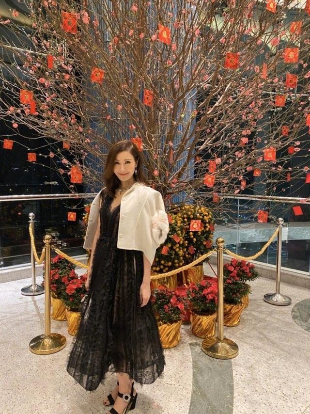 李嘉欣曬美照慶祝50歲生日！身穿無袖荷葉花邊裙，減齡十足顯貴氣 娛樂八卦吃瓜 第7张