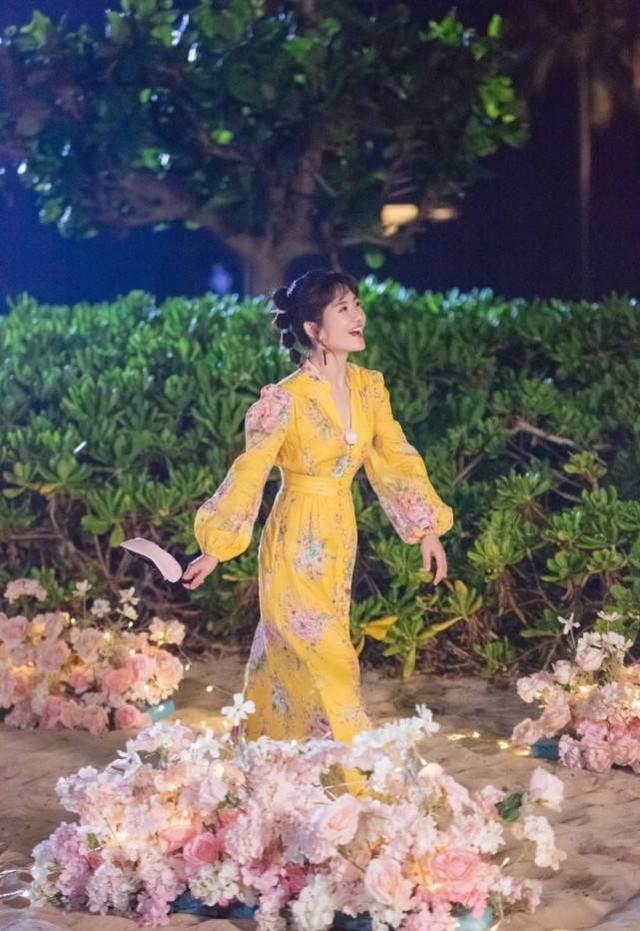 謝娜一身運動風亮相節目！泡麵頭搭配彩色發圈，青春活力好似少女 娛樂八卦吃瓜 第9张