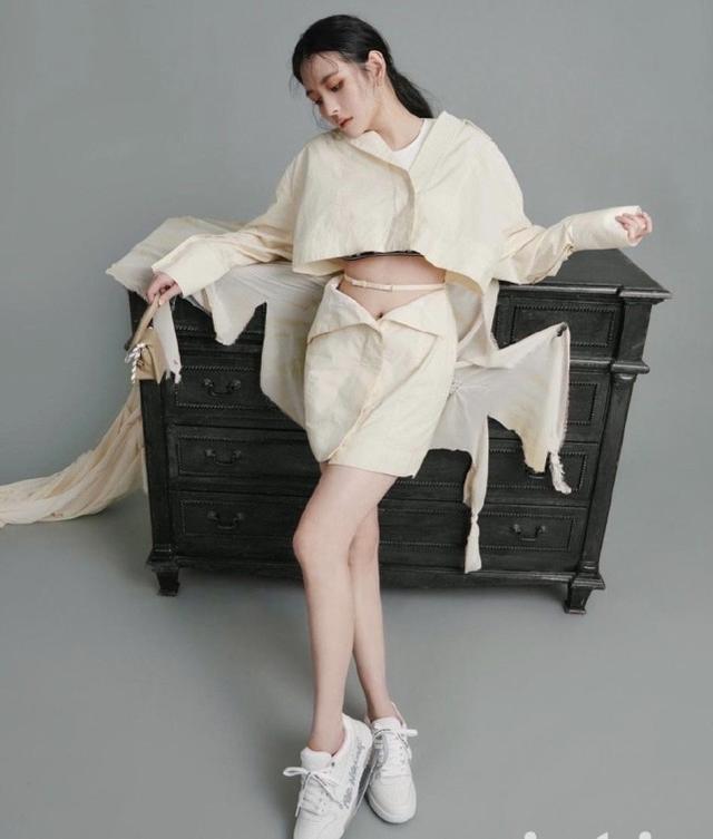 邱淑貞女兒拍性感大片，穿開衩長裙秀美腿，繼承媽媽女人味兒 娛樂八卦吃瓜 第6张
