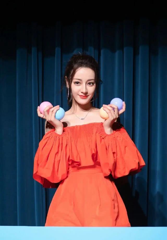 迪麗熱巴化身「迪麗搖8」，穿紅色褲裙亮相節目，膚白貌美大長腿 娛樂八卦吃瓜 第6张
