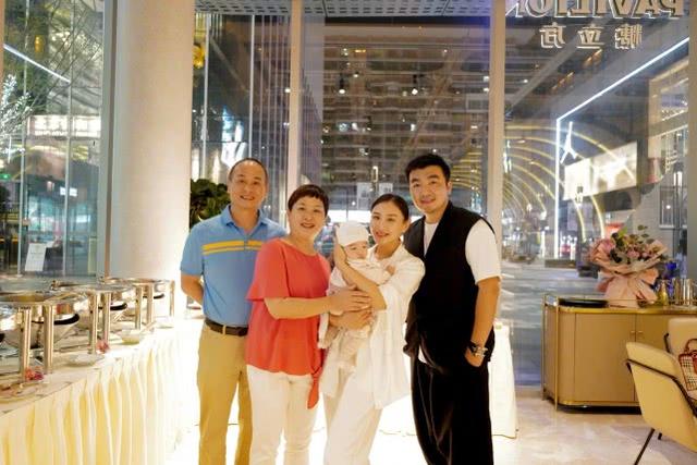 何雯娜曬全家福！慶祝女兒出生150天，正面照和爸爸太相似 娛樂八卦吃瓜 第7张