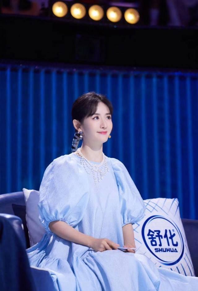謝娜一身運動風亮相節目！泡麵頭搭配彩色發圈，青春活力好似少女 娛樂八卦吃瓜 第5张