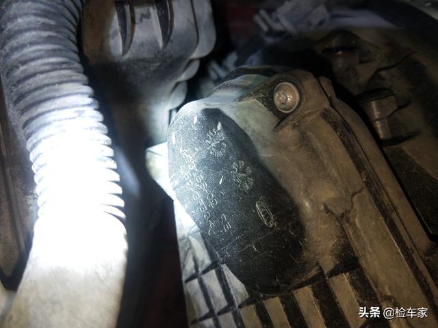 情人节送女孩礼物迟到的情人节礼物，105万买辆红色的保时捷卡宴GTS送给媳妇当