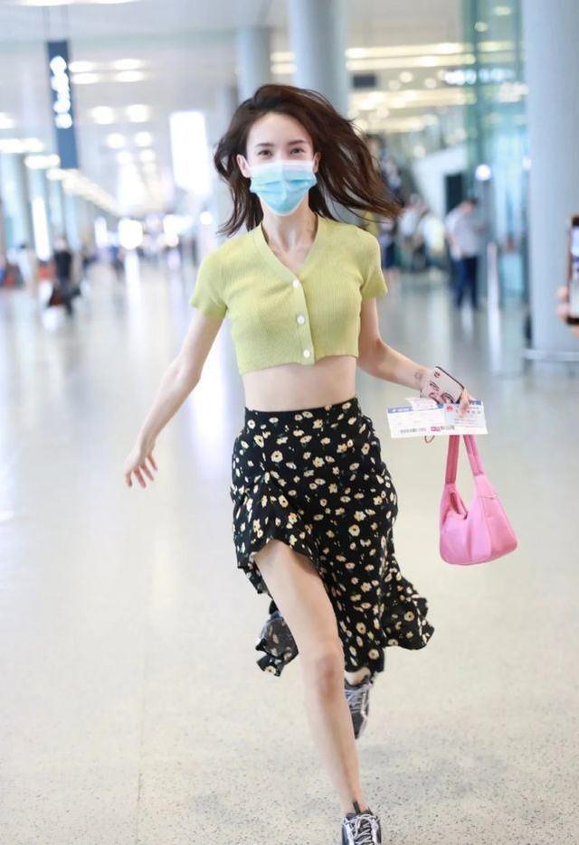 金晨機場狂奔！開叉裙被撩起美腿露出，矚目「蜂腰」盡顯清新俏皮 娛樂八卦吃瓜 第4张