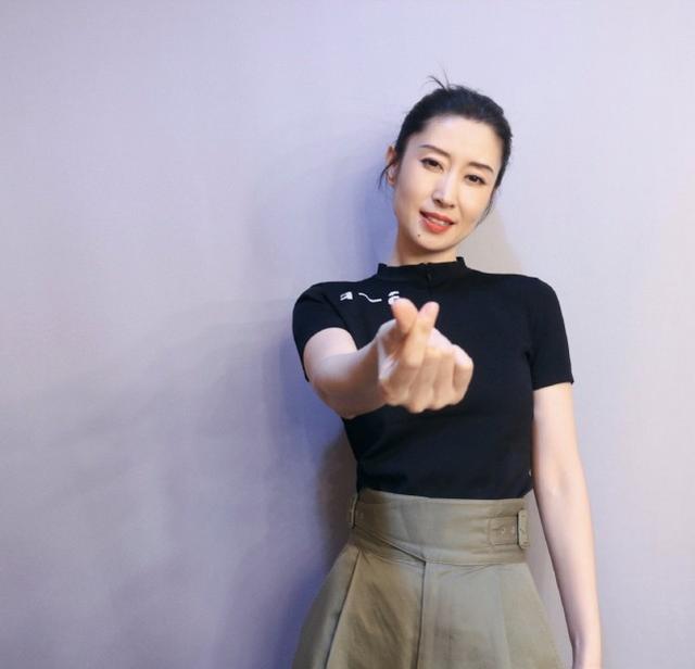 44歲劉敏濤難怪總演媽！素顏現身機場狀態略顯老，但身材依舊苗條 娛樂八卦吃瓜 第7张