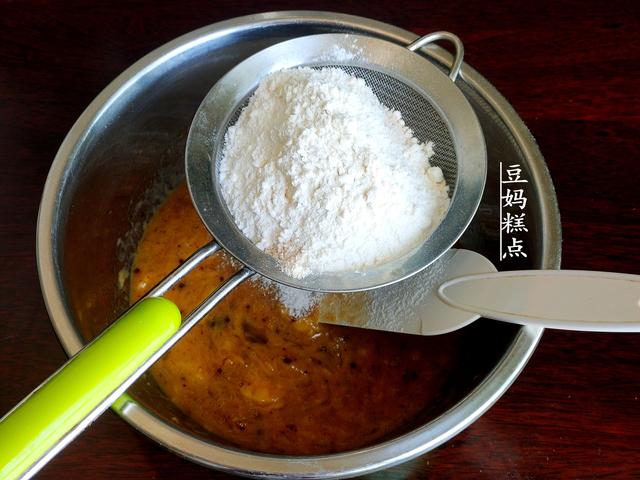 不用打發，3分鍾拌好麵糊，這香蕉蛋糕可真簡單，滿屋飄香 熱愛美食 第8张