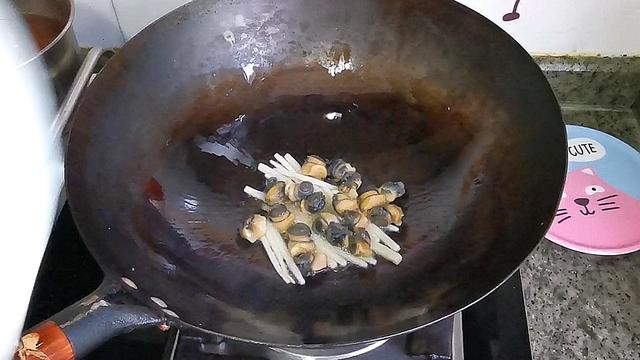 广西“螺蛳粉”不要煮着吃，大厨教你炒着吃，一盘不够吃，收藏了
