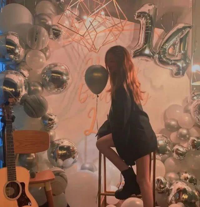 14歲李嫣曬近照，染大膽橘黃頭發配紅唇秀性感，這哪像14歲？ 娛樂八卦吃瓜 第3张