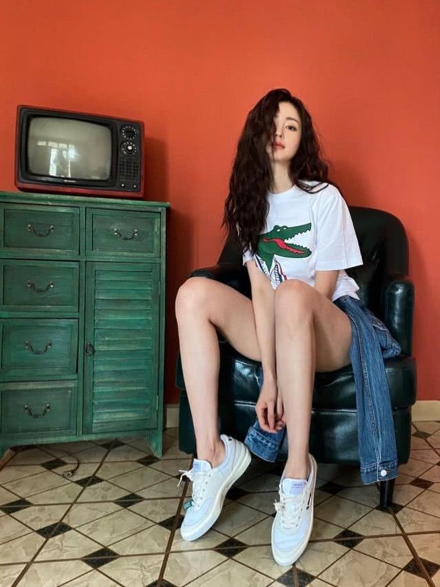 張天愛曬性感好身材，露臍上衣搭配高腰長褲，腰細腿長氣質太出眾 娛樂八卦吃瓜 第4张