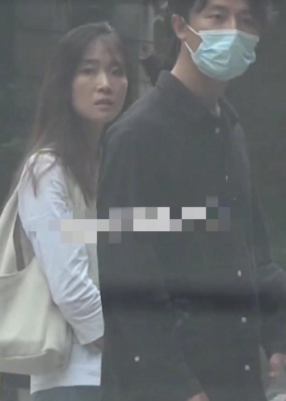 黃軒公開戀情後首現身，和女友一前一後低調露面，女友穿著夠樸素 娛樂八卦吃瓜 第7张