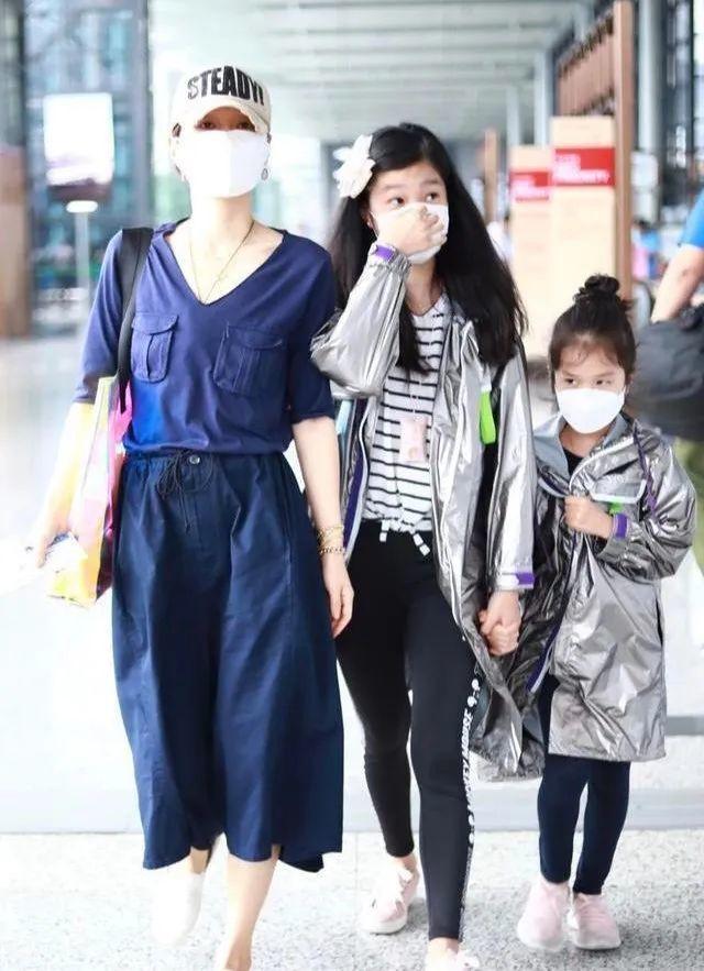 馬伊琍帶女兒現身機場，姐妹倆穿著時髦亮眼，「小鳥腿」太過搶鏡 娛樂八卦吃瓜 第5张