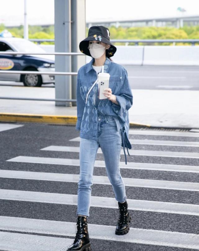 何超蓮不愧賭王最美女兒，穿成套牛仔衣走機場，身材顏值像明星 娛樂八卦吃瓜 第4张
