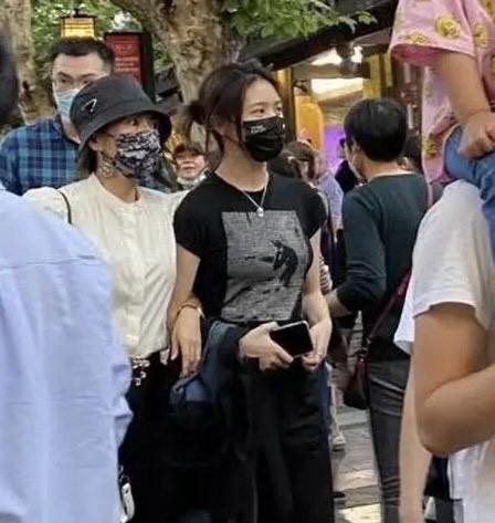 章子怡帶繼女逛成都，小蘋果穿平底鞋比章子怡高半頭，親媽是超模 娛樂八卦吃瓜 第3张