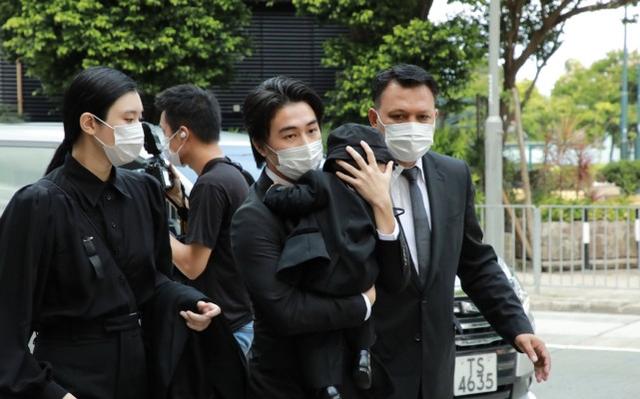 賭王子女和太太們陸續現身，何超蓮首次帶男友竇驍露面，好事將近 娛樂八卦吃瓜 第2张