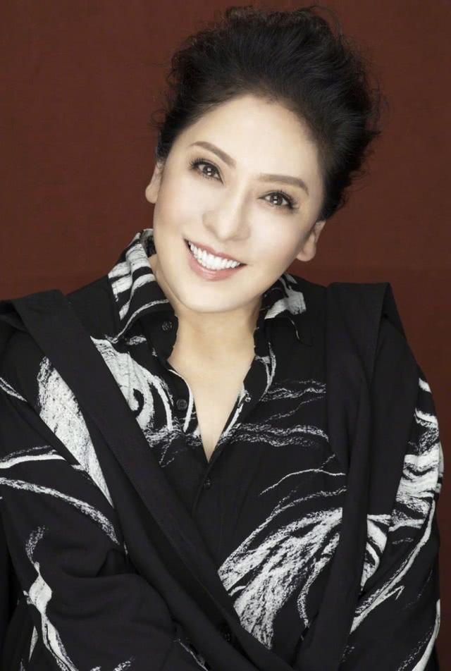 向太陳嵐放飛自我！曬自拍惡搞照，留爆炸卷發大眼睛像「外星人」 娛樂八卦吃瓜 第5张