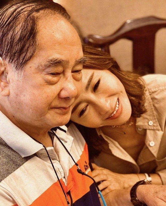 黎姿太重親情！和父親合影模樣相似，退圈照顧弟弟和父母非常強大 娛樂八卦吃瓜 第1张