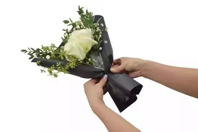 花束包装纸的折叠法图解 花泥插花花束包装教程