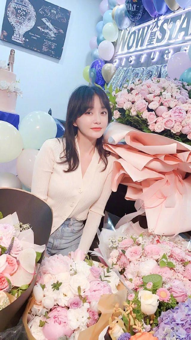 41歲秦嵐曬生日照，身穿白色針織衫優雅少女，單身活成了公主模樣 娛樂八卦吃瓜 第2张