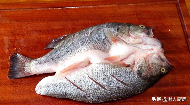 夏季，吃著烤魚，喝著啤酒，生活很愜意，這是家庭版烤魚的做法 熱愛美食 第11张