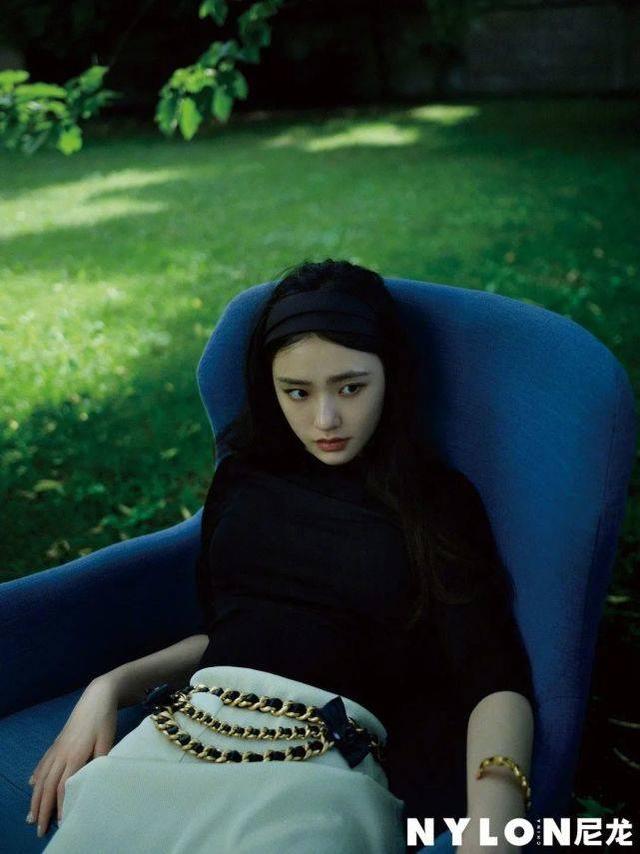 林允雜志大片曝光，穿法式復古裙裝配野生眉，演繹慵懶森系美少女 娛樂八卦吃瓜 第3张