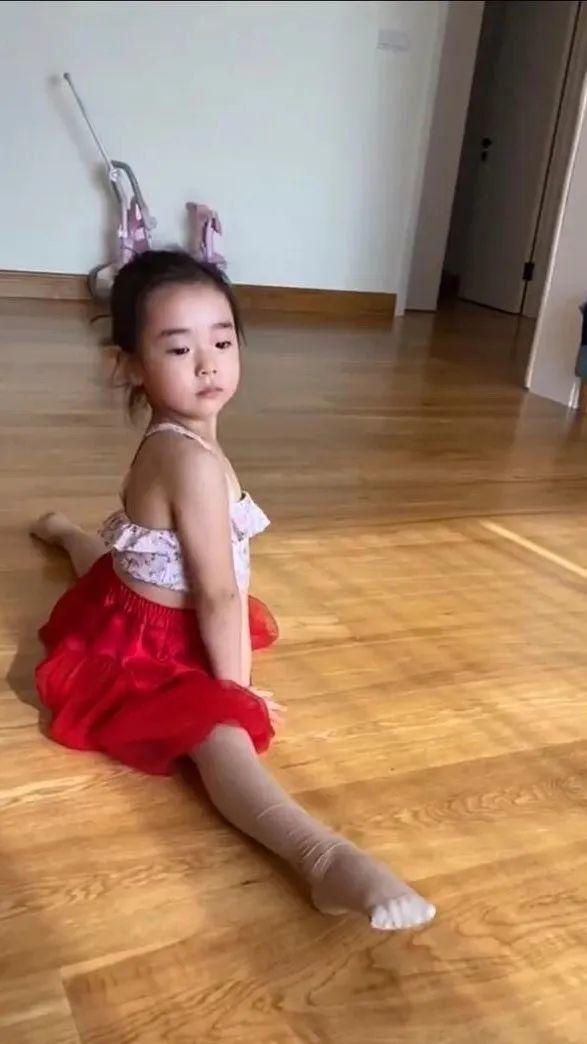 董璇曬女兒跳舞視頻，4歲小酒窩自編自導兒童舞，一字馬太有范 娛樂八卦吃瓜 第4张