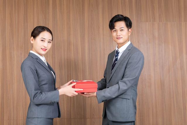 情人节送女孩礼物七夕情人节，女人们最想要的礼物是什么？