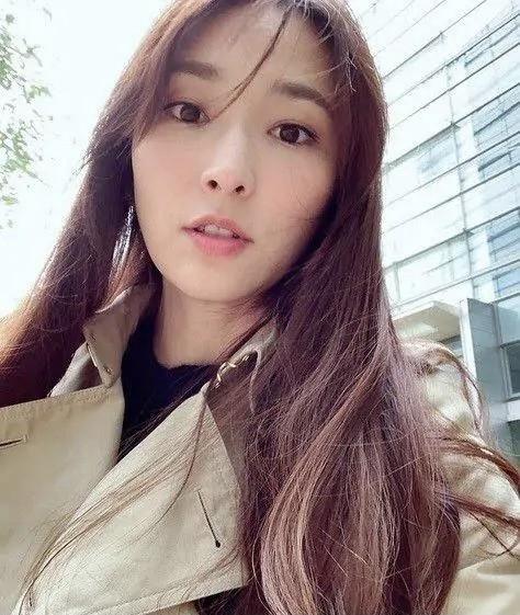吳佩慈生四胎後首露面，再次恢復纖瘦身材，外型哪像四個孩子的媽 娛樂八卦吃瓜 第5张