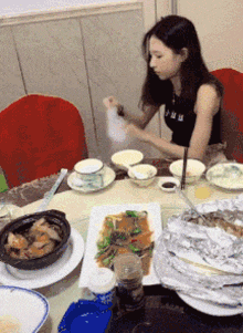 笑死我了，大叔狂刷100萬的禮物，終於跟網紅見了面，網友：不值 搞笑整蠱 第14张
