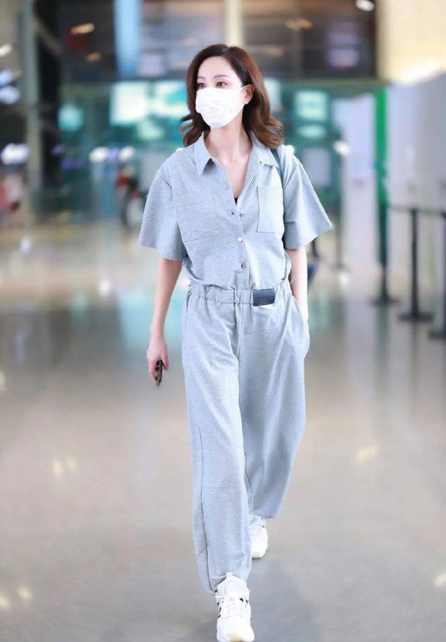 鄭希怡帥氣走機場，身穿灰色運動連體褲颯氣十足，38歲狀態依舊好 娛樂八卦吃瓜 第3张
