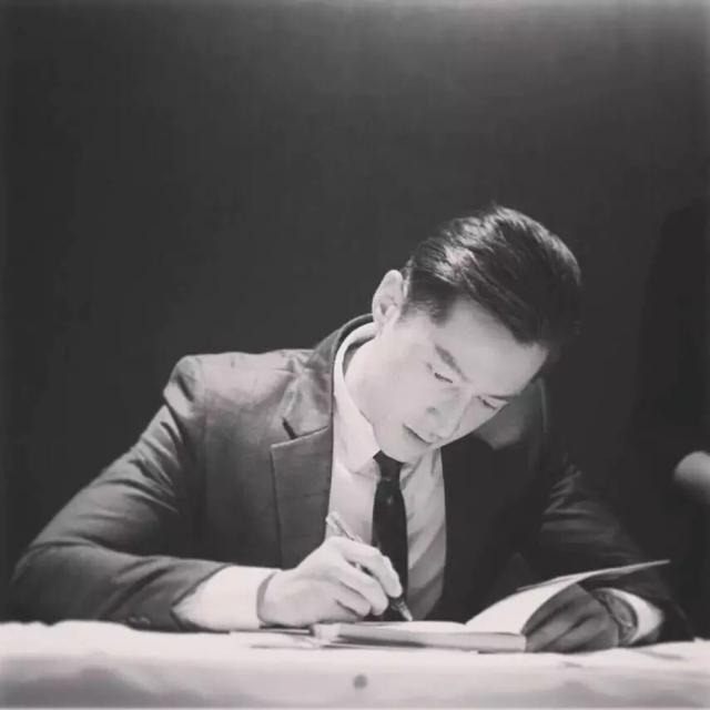 胡歌探班唐嫣，溫柔寵溺一笑，糖糖秒變迷妹，永遠的李逍遙 娛樂八卦吃瓜 第11张