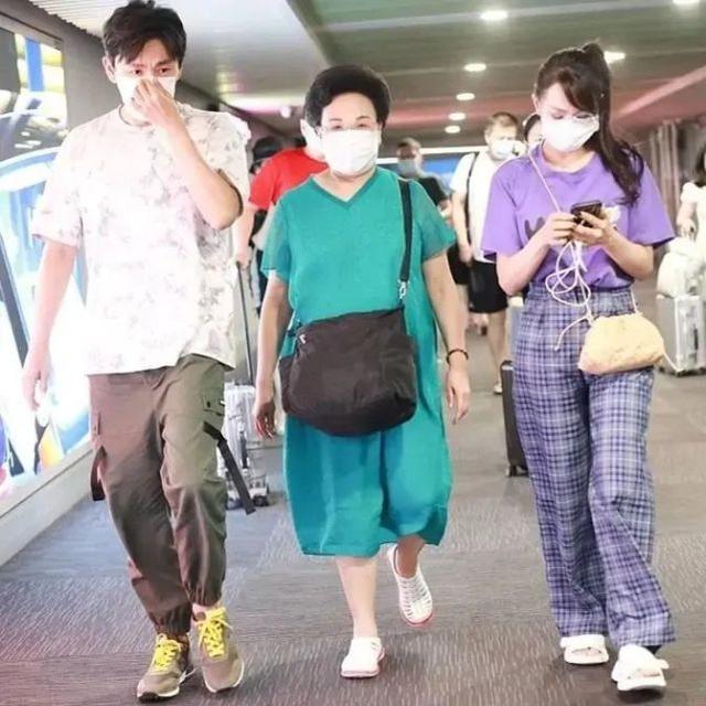 伊能靜與大17歲婆婆走機場，婆婆長裙配貴婦頭太精緻，兩人像姐妹 娛樂八卦吃瓜 第1张