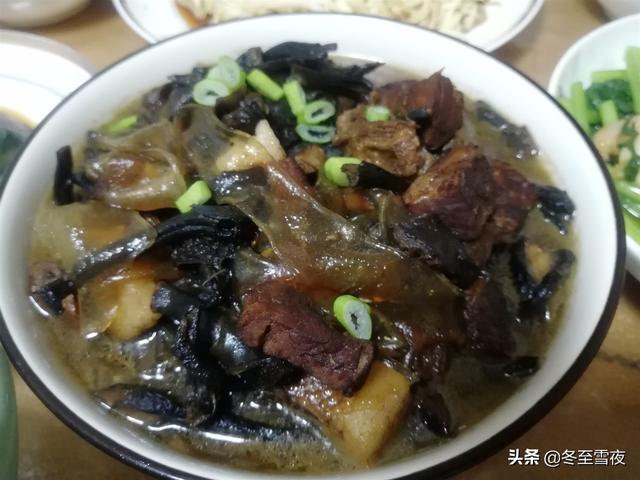 情人节送媳妇什么礼物今天情人节，下厨做了6个菜，好吃还温馨，这个礼物最