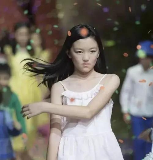 王菲女兒李嫣慶15歲生日，和好友合體如同「網紅聚會」，太早熟 娛樂八卦吃瓜 第7张