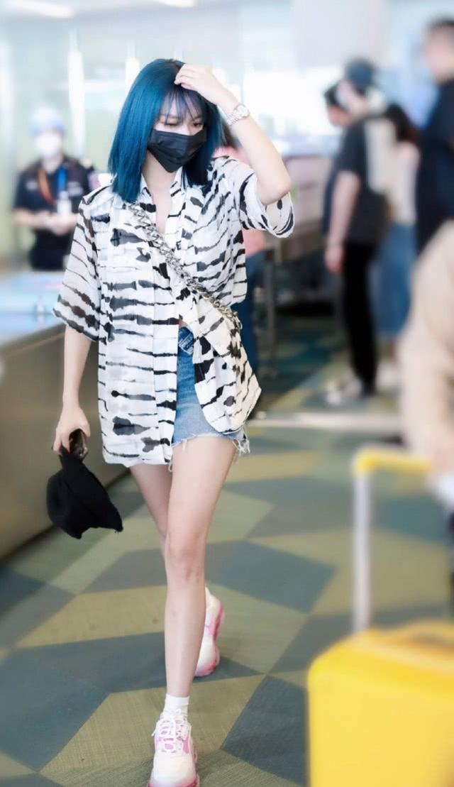程瀟曬初夏清爽照：穿藍色襯衫搭破洞牛仔褲，時尚減齡又顯瘦 娛樂八卦吃瓜 第3张