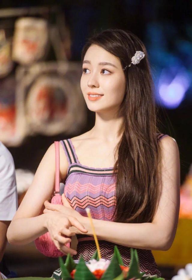 太羨慕吉娜的「葫蘆身材」！穿緊身針織裙曲線明顯，巴掌腰很真實 娛樂八卦吃瓜 第3张